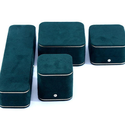 Gepersonaliseerde grootte en aangepaste logo Groene fluweel juwelen doos voor Armband halsketting Ring