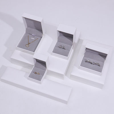 Hoekvormige handgemaakte kartonnen sieraden doos voor halsketting Armband Ring Set