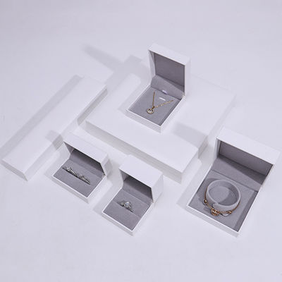 Hoekvormige handgemaakte kartonnen sieraden doos voor halsketting Armband Ring Set