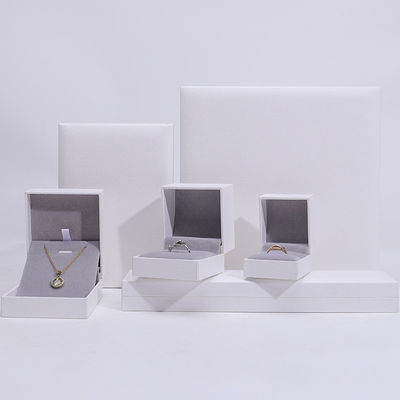 Hoekvormige handgemaakte kartonnen sieraden doos voor halsketting Armband Ring Set