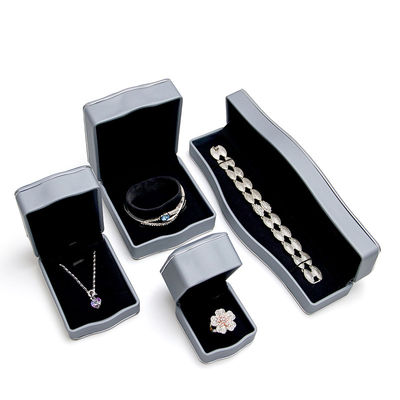 Luxe, elegante, op maat gemaakte leren sieraden voor halsketting en oorbelverpakking