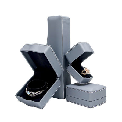 Luxe, elegante, op maat gemaakte leren sieraden voor halsketting en oorbelverpakking