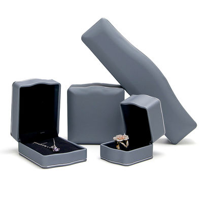 Luxe, elegante, op maat gemaakte leren sieraden voor halsketting en oorbelverpakking