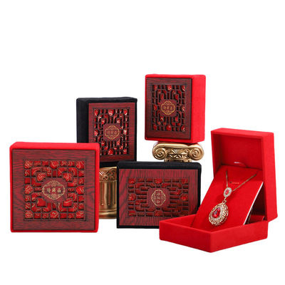 Rood fluwelen bekleding Luxe houten juwelen doos Verpakking Custom logo grootte