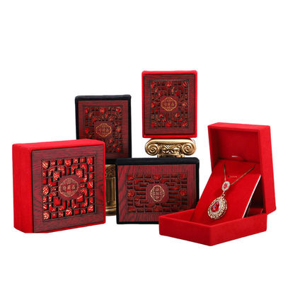 Rood fluwelen bekleding Luxe houten juwelen doos Verpakking Custom logo grootte
