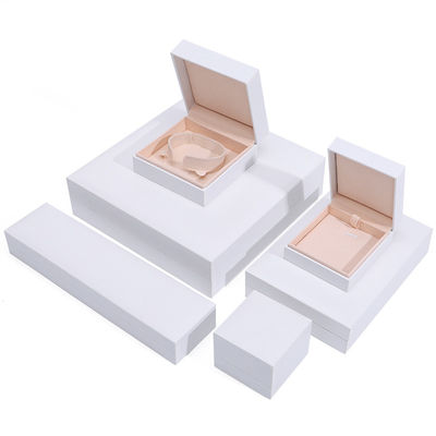 Gepersonaliseerde 9x9x4cm sieraden witte papieren doos voor armbanden oorbellen halsketting ring verpakking