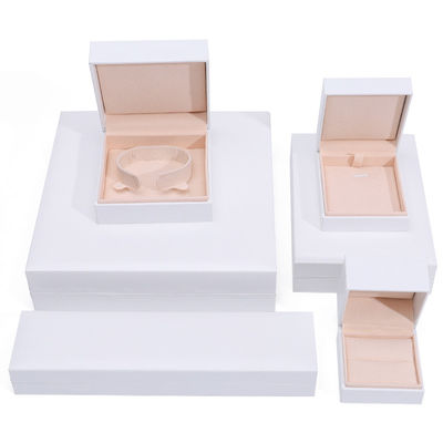 Gepersonaliseerde 9x9x4cm sieraden witte papieren doos voor armbanden oorbellen halsketting ring verpakking