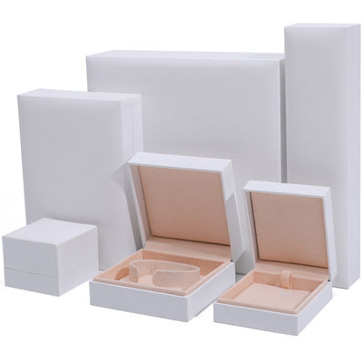 Gepersonaliseerde 9x9x4cm sieraden witte papieren doos voor armbanden oorbellen halsketting ring verpakking