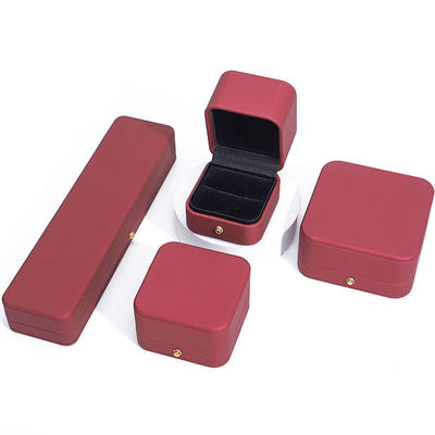 kopen Wind Red Sleek PU Leer Juwelen opslag verpakkingsdoos met gouden knop ornament online manufacture