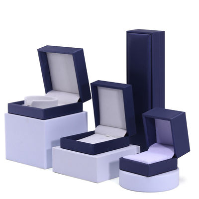 kopen Brush Finishing Soft Faux Leather Juweliersware Storage Box Package voor Rings Hanger online manufacture
