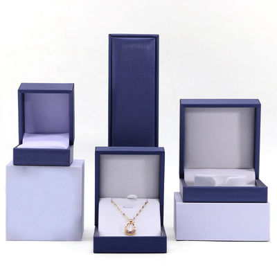 Brush Finishing Soft Faux Leather Juweliersware Storage Box Package voor Rings Hanger