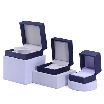 Brush Finishing Soft Faux Leather Juweliersware Storage Box Package voor Rings Hanger
