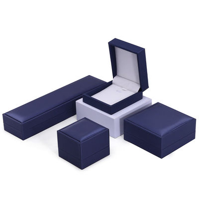 Brush Finishing Soft Faux Leather Juweliersware Storage Box Package voor Rings Hanger