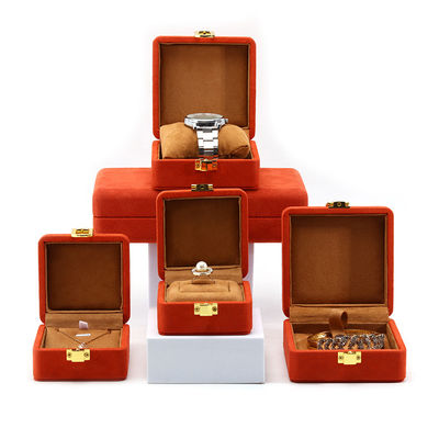 Rood, zacht, glad, fluweel, luxe juwelen, opslagverpakking met gouden sluiting