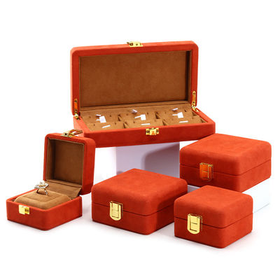 Rood, zacht, glad, fluweel, luxe juwelen, opslagverpakking met gouden sluiting