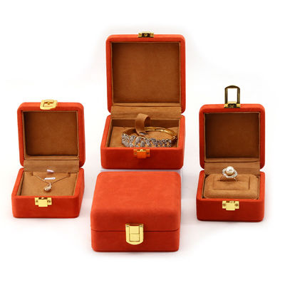 Rood, zacht, glad, fluweel, luxe juwelen, opslagverpakking met gouden sluiting