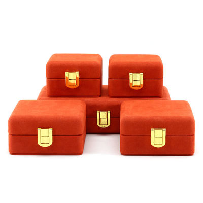 Rood, zacht, glad, fluweel, luxe juwelen, opslagverpakking met gouden sluiting