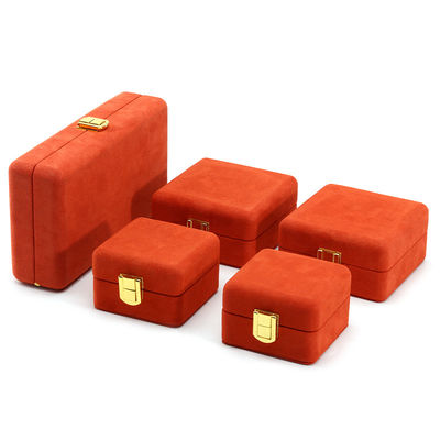 Rood, zacht, glad, fluweel, luxe juwelen, opslagverpakking met gouden sluiting