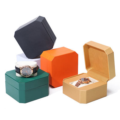 Achthoekige, slanke, luxe, lederen horlogekist met zachte fluwelen bekleding als cadeau.