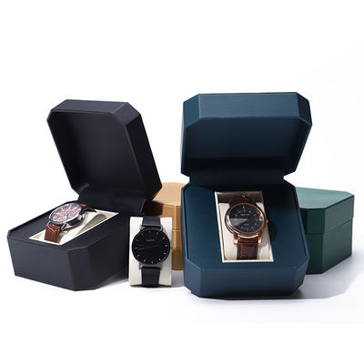 Achthoekige, slanke, luxe, lederen horlogekist met zachte fluwelen bekleding als cadeau.