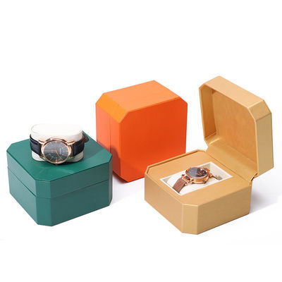 Achthoekige, slanke, luxe, lederen horlogekist met zachte fluwelen bekleding als cadeau.