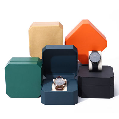 Achthoekige, slanke, luxe, lederen horlogekist met zachte fluwelen bekleding als cadeau.