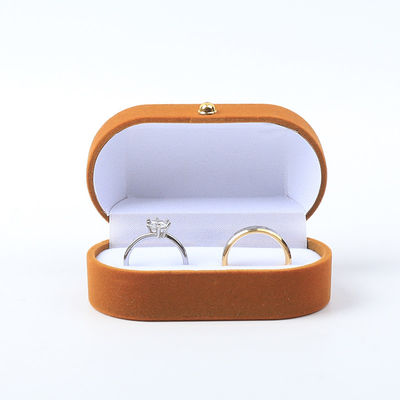 Gepersonaliseerde gepersonaliseerde bruine fluwelen sieraden verpakking voor dubbele ring