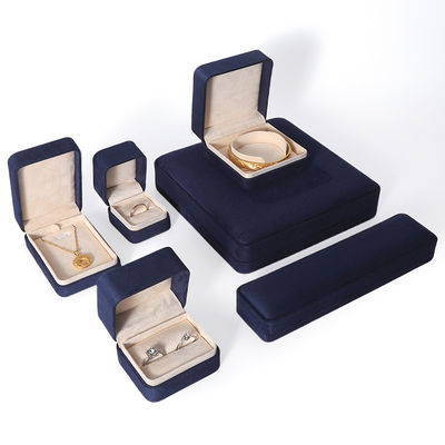 China Productie Groothandel Premium Blauwe Sieraden Verpakking Doos Op Maat Hoge Kwaliteit Grote Sieraden Set Ketting Armband Oorbellen Ring Verpakking Handgemaakte Vierkante Fluweel Blauwe Sieraden Doos Met Logo