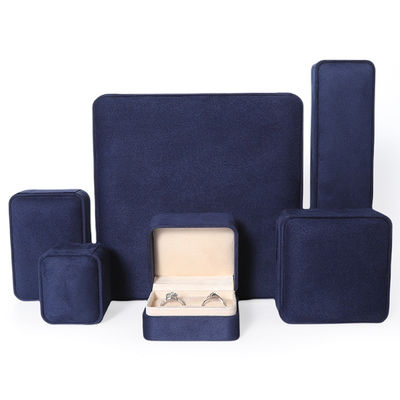 China Productie Groothandel Premium Blauwe Sieraden Verpakking Doos Op Maat Hoge Kwaliteit Grote Sieraden Set Ketting Armband Oorbellen Ring Verpakking Handgemaakte Vierkante Fluweel Blauwe Sieraden Doos Met Logo