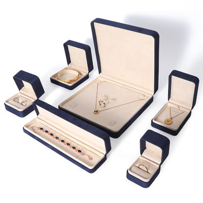 China Productie Groothandel Premium Blauwe Sieraden Verpakking Doos Op Maat Hoge Kwaliteit Grote Sieraden Set Ketting Armband Oorbellen Ring Verpakking Handgemaakte Vierkante Fluweel Blauwe Sieraden Doos Met Logo