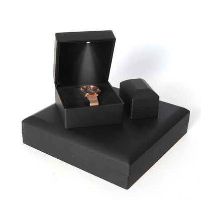 China productie Groothandel hoge kwaliteit Led Sieraden doos Verpakking Ketting Armband Ring Sieraden Doos Custom logo High End Zwarte Plastic Led Sieraden Doos met Licht