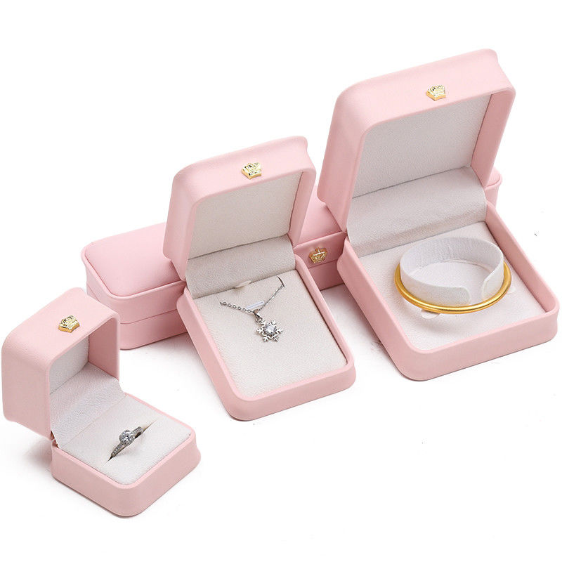 10*10*5cm Roze leren sieraden doos voor kroon armbanden hangers en ringen Custom logo