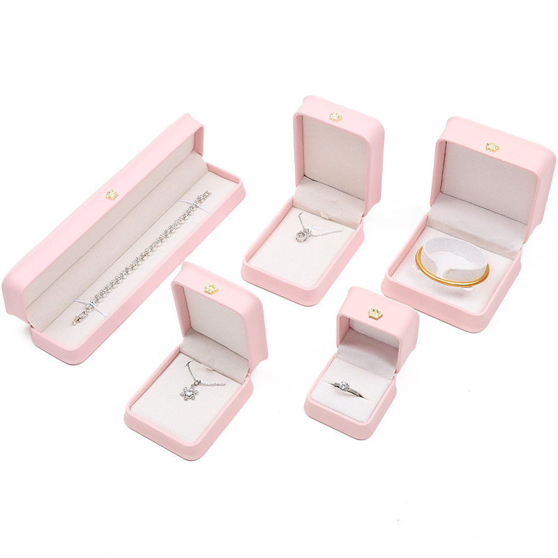 10*10*5cm Roze leren sieraden doos voor kroon armbanden hangers en ringen Custom logo