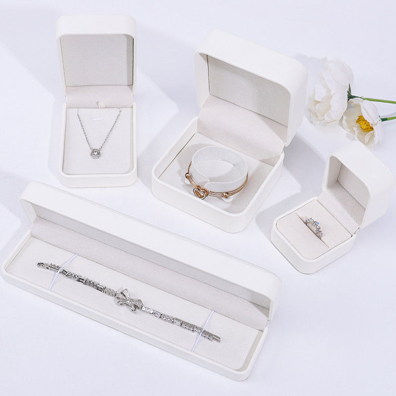 Kleine witte PU lederen sieraden doos, lederen sieraden koffer voor ring hanger armband