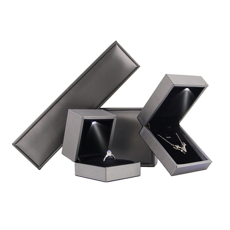 Juwelen Pakket voor Hanhong aangepast logo luxe faux leder zilveren LED doos Contact met ons