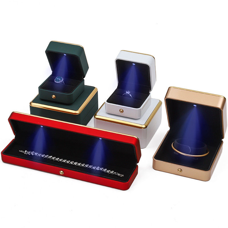 Gepersonaliseerde Gold Trim LED Juweliersdoos Organisator voor Armband Halsketting Oorbellen Ring