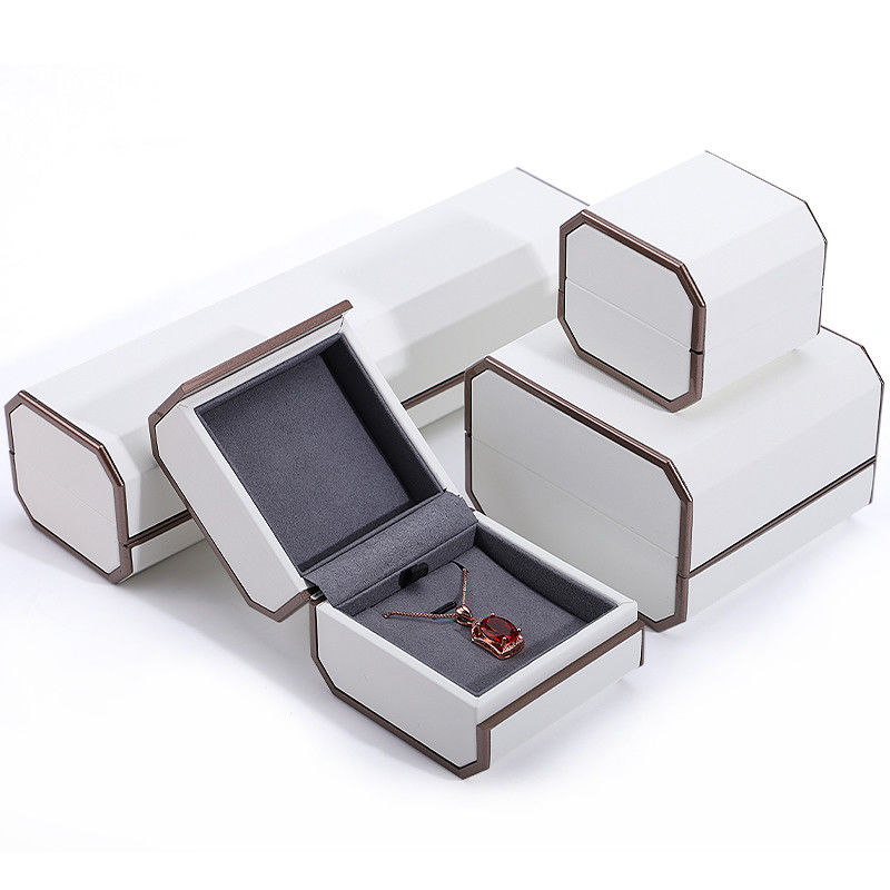 Witte PU-leer sieradenpakket voor aangepaste grootte ringen halskettingen en armbanden