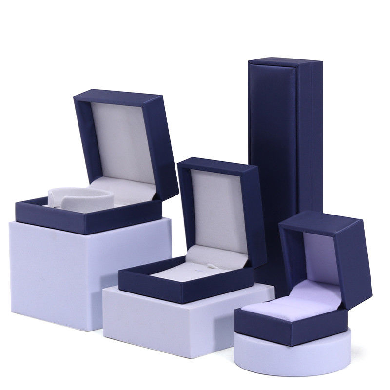 Brush Finishing Soft Faux Leather Juweliersware Storage Box Package voor Rings Hanger