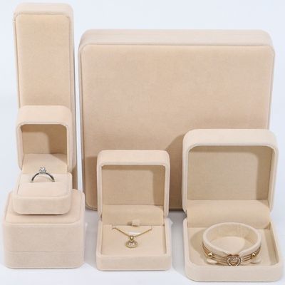 Groothandelsproductie Hign end Juwelen Doos verpakking Gepersonaliseerd Custom logo Luxe halsketting Armband Ohrring Ring Verpakking Fluweel Beige Juwelen Doos