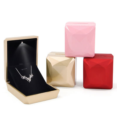 Custom Logo PU Plastic Juwelen Verpakkingsdoos met LED Licht Hanhong Luxury Ring Box