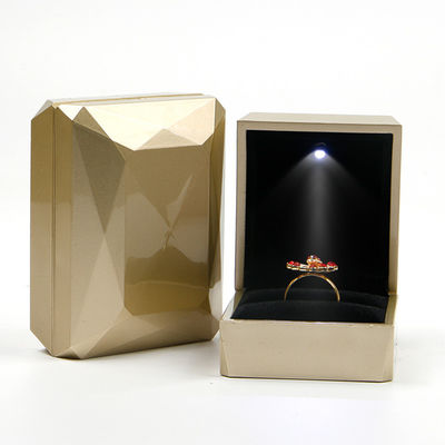 Custom Logo PU Plastic Gold Juwelen Verpakkingsdoos met LED Licht Juwelen Pakket