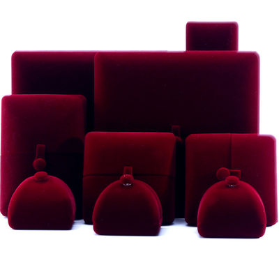Gepersonaliseerde grootte Rood fluwelen juwelen doos voor luxe armbanden oorbellen en ketting
