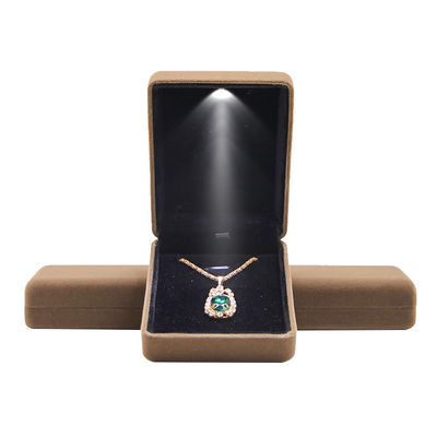 Hanhong Luxury Embossed LED Velvet Brown Juwelen Verpakkingsdoos Custom Ring Doos met licht