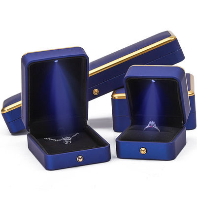 Armband, halsketting, oorbellen, ring, juwelendoos met milieuvriendelijk materiaal en LED-licht