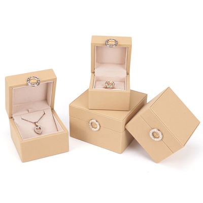 Custom Hot Stamping Logo Vier blad klaver PU leer sieraden doos voor aangepaste grootte ringen