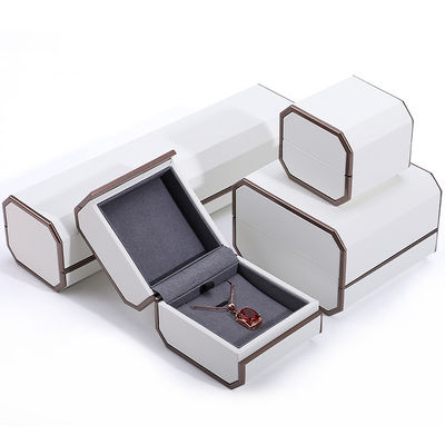 Witte PU-leer sieradenpakket voor aangepaste grootte ringen halskettingen en armbanden